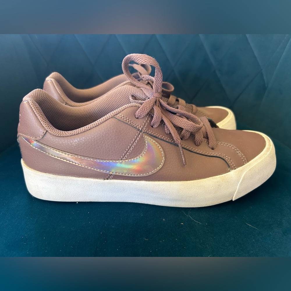 Women’s brown Nikes size 7.5